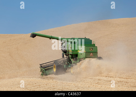 John Deere 7722 Titan II à la moissonneuse-batteuse dans la Palouse Washington USA Banque D'Images
