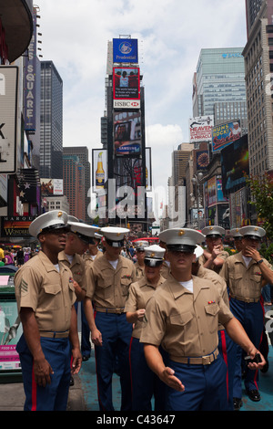 United States Marine Corps forces armés en uniforme en congé, de Times Square, New York City, USA Banque D'Images