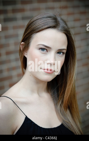 Jeune femme pose pour head shot Banque D'Images