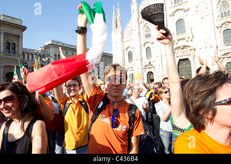 Célébrations dans la place du Duomo, du parti de Silvio Berlusconi est défait à l'élection de Milan. Photo:Jeff Gilbert Banque D'Images