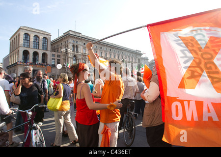 Célébrations dans la place du Duomo, du parti de Silvio Berlusconi est défait à l'élection de Milan. Photo:Jeff Gilbert Banque D'Images