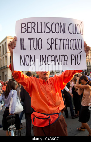 Célébrations dans la place du Duomo, du parti de Silvio Berlusconi est défait à l'élection de Milan. Photo:Jeff Gilbert Banque D'Images