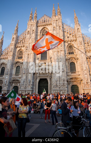 Célébrations dans la place du Duomo, du parti de Silvio Berlusconi est défait à l'élection de Milan. Photo:Jeff Gilbert Banque D'Images