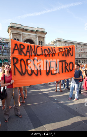 Célébrations dans la place du Duomo, du parti de Silvio Berlusconi est défait à l'élection de Milan. Photo:Jeff Gilbert Banque D'Images