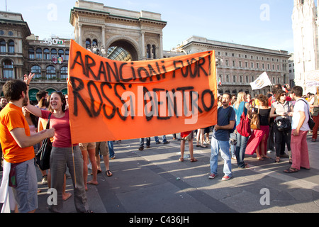 Célébrations dans la place du Duomo, du parti de Silvio Berlusconi est défait à l'élection de Milan. Photo:Jeff Gilbert Banque D'Images