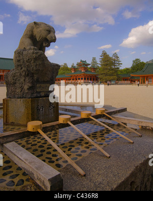 Le Sanctuaire Heian Heian jingū (平安神宮) est un sanctuaire Shinto situé à Kyoto, au Japon. Banque D'Images