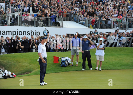 Luke Donald golfeur célèbre remportant le Championnat PGA BMW 2011 Banque D'Images