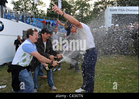 Luke Donald golfeur célèbre remportant le Championnat PGA BMW 2011 Banque D'Images