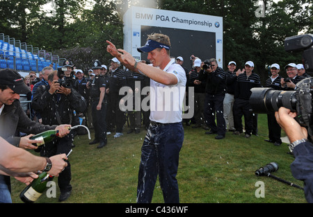 Luke Donald golfeur célèbre remportant le Championnat PGA BMW 2011 Banque D'Images