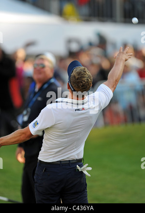 Luke Donald golfeur célèbre remportant le Championnat PGA BMW 2011 Banque D'Images