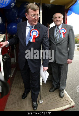 Le chef du Parti unioniste de l'Ulster David Trimble et Roy Beggs (R) est arrivé pour le lancement de leur manifeste du parti sur un bus de Londres, 20 avril 2005, en Irlande du Nord. Banque D'Images