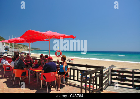 Beach café, Praia de Salema, Salema, région de l'Algarve, Portugal Banque D'Images