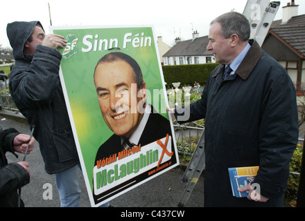 Le député du Sinn Fein pour Foyle Mitchell McLaughlin toiles dans petit hameau de Park dans le comté de Derry, le 13 avril 2005, le nord de l'Irel Banque D'Images