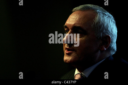 Taoiseach (Premier ministre irlandais Bertie Ahern) s'adresse à l'entreprise les dirigeants à l'hôtel Culloden au cours de sa visite d'un jour à l'Irlande du Nord. Banque D'Images