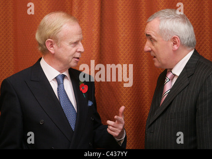 Taoiseach (Premier ministre irlandais Bertie Ahern) parle à la Reg Empey à l'hôtel Culloden au cours de sa visite d'un jour à l'Irlande du Nord. Banque D'Images