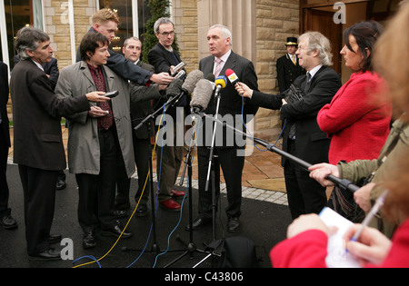 Taoiseach (Premier ministre irlandais) Bertie Ahern parle aux médias à Culloden Hotel, au cours de sa visite d'une journée de l'Irlande du Nord. Banque D'Images