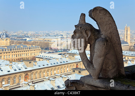 Chimère célèbre de Notre-Dame avec vue sur Paris. Vue du haut de Notre-Dame de Paris, France. Banque D'Images