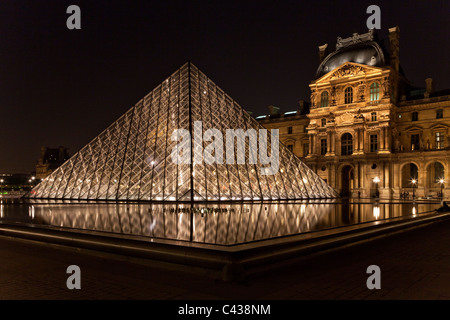 Louvre la nuit. Paris. La France. Banque D'Images