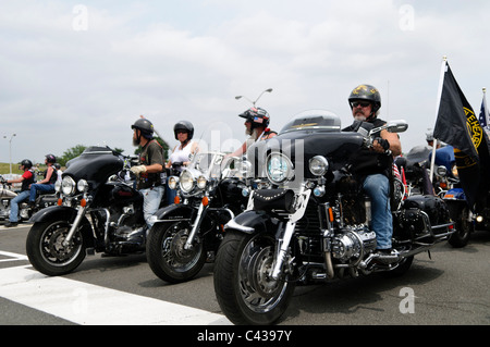 ARLINGTON, VA - Riders sur Harley Davidson participant à l'assemblée annuelle Rolling Thunder rally moto au centre-ville de Washington DC le 29 mai 2011. Cette photo a été prise étant donné que les membres ont quitté l'aire de rassemblement dans le parc de stationnement nord du Pentagone, où des milliers de vélos et cavaliers s'étaient réunis. Banque D'Images