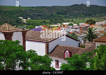 Vue sur la ville depuis les remparts du château, Silves, région de l'Algarve, Portugal Banque D'Images