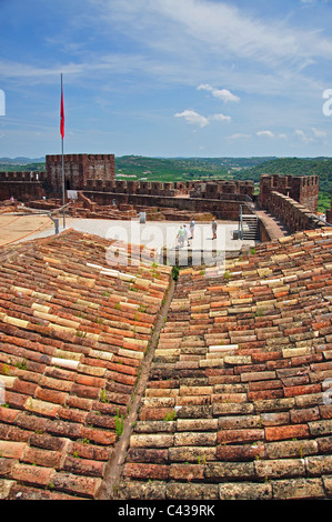 Toit carrelé dans le château de Silves, Silves, région de l'Algarve, Portugal Banque D'Images