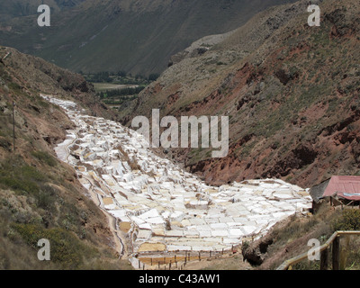 Salinas de maras, les étangs d'eau salée en terrasses à flanc de montagne, sur la vallée de l'Urubamba, au Pérou Banque D'Images