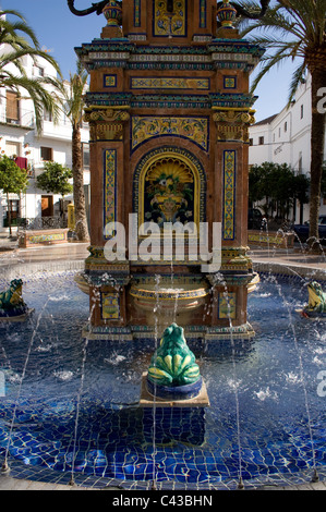 La jolie grenouille' dans 'La Fontaine de la Plaza de Espana, dans la jolie ville fortifiée de blanc de Vejer de la Frontera, Espagne Banque D'Images