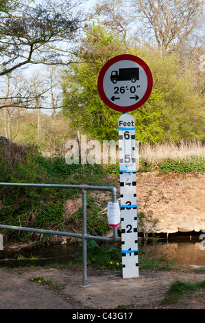 Une jauge de profondeur à découvert sur une rivière dans le sud de l'Angleterre avec signe montrant une longueur de véhicule Banque D'Images