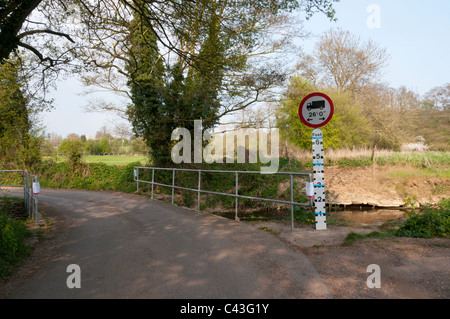 Une jauge de profondeur à découvert sur une rivière dans le sud de l'Angleterre avec signe montrant une longueur de véhicule Banque D'Images