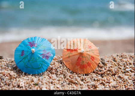 Papier chinois coloré pour l'ombre des parasols à la plage ensoleillée Banque D'Images