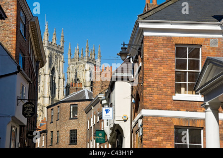 À la recherche de Low Petergate vers la cathédrale York North Yorkshire Angleterre Royaume-Uni Royaume-Uni GB Grande Bretagne Banque D'Images