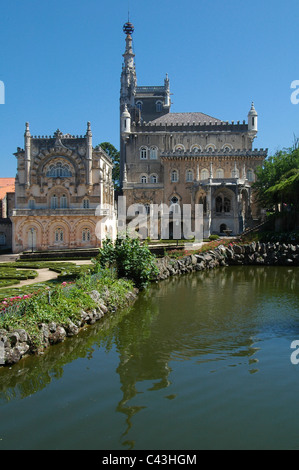 Extérieur du luxueux palais Palacio Hotel do Bussaco qui était l'un des plus luxueux retraites royales commandées en 1888 par le roi Charles construit dans le style néo-Manueline dans la chaîne de montagnes de Serra do Buçaco, anciennement Bussaco dans la municipalité de Mealhada, dans le centre du Portugal. Banque D'Images