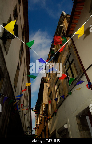 Décorations de rue pendant la Festa de Sao Joao do Porto ou Festival de St Jean de Porto qui se produit chaque année au milieu de l'été pour rendre hommage à Saint Jean le Baptiste dans la nuit du 23 juin (Saint Jean Eve) dans la ville de Porto, dans le nord du Portugal Banque D'Images
