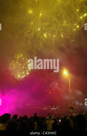 Des feux d'artifice éclairent le ciel pendant la Festa de Sao Joao do Porto ou le Festival de St Jean de Porto qui se produit chaque année au milieu de l'été pour rendre hommage à Saint Jean le Baptiste dans la nuit du 23 juin (Saint Jean Eve) dans la ville de Porto, dans le nord du Portugal Banque D'Images