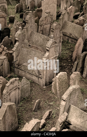 Pierres tombales anciennes à l'ancien cimetière juif du quartier de Josefov Prague Praha République Tchèque Banque D'Images