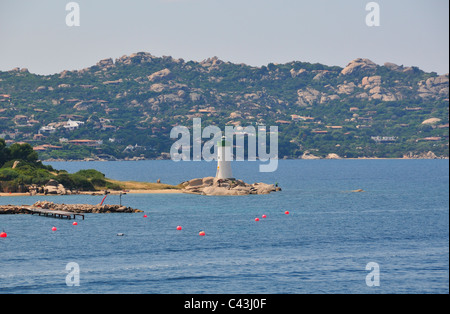 Phare à l'entrée du port de Palau,Île de la Maddalena, Sardaigne, Italie Banque D'Images