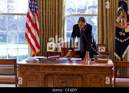 Le président Barack Obama parle au téléphone avec le président russe Dmitri Medvedev dans le bureau ovale Banque D'Images