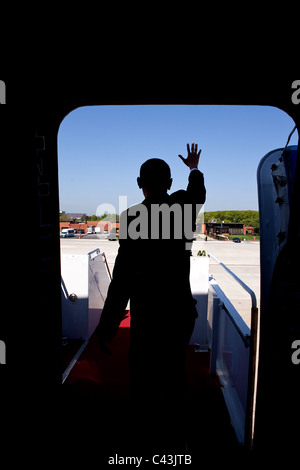 Le président Barack Obama comme il monte à l'Air Force One à Joint Base Andrews (Maryland), 22 avril 2010. Banque D'Images