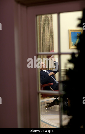 Le président Barack Obama joue avec un ballon de football dans le bureau ovale 4/23/09. Banque D'Images