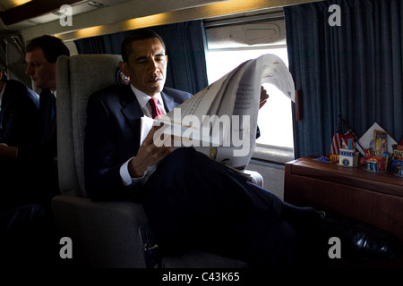 Le président Barack Obama se lit le journal du matin à bord de l'un en route vers la US Naval Academy Banque D'Images