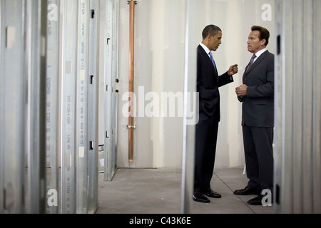 Le président Barack Obama parle avec California Gov. Arnold Schwarzenegger lors d'une tournée de Solyndra, Inc. Banque D'Images