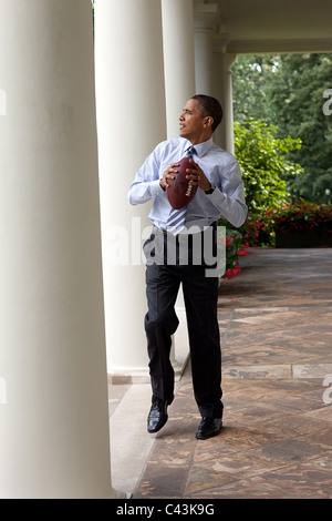 Le président Barack Obama se prépare à lancer un ballon de football pour assistant personnel Reggie l'amour dans le Jardin des Roses Banque D'Images