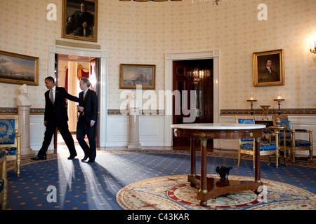 Le président Barack Obama et le secrétaire de l'Énergie, Steven Chu promenade dans la salle bleue de la Maison Blanche Banque D'Images