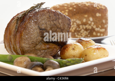 Composition de rôti de boeuf, pommes de terre aux asperges et champignons Banque D'Images