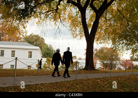 Le président Barack Obama marche avec White House Chief Usher Le Contre-amiral Stephen W. Rochon dans couleurs d'automne Banque D'Images