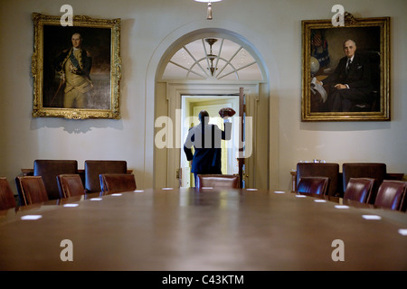 Assistant personnel Reggie Love est titulaire d'un football dans la salle du Cabinet de la Maison Blanche, le 3 novembre 2009. Banque D'Images