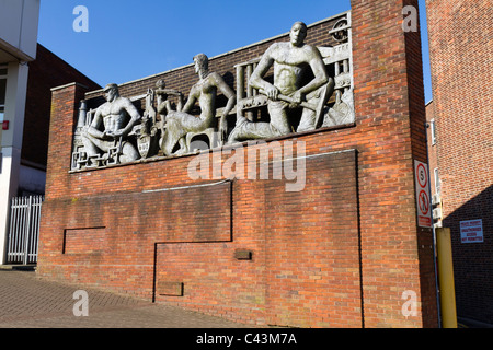 Statues sculptées en haut d'un mur en Dudley West Midlands Banque D'Images