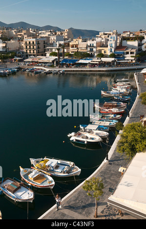 Regardant vers le bas sur le lac intérieur à Agios Nikolaos, en Crète Orientale, Grèce Banque D'Images