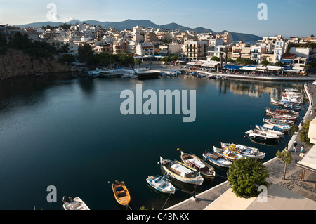 Regardant vers le bas sur le lac intérieur à Agios Nikolaos, en Crète Orientale, Grèce Banque D'Images