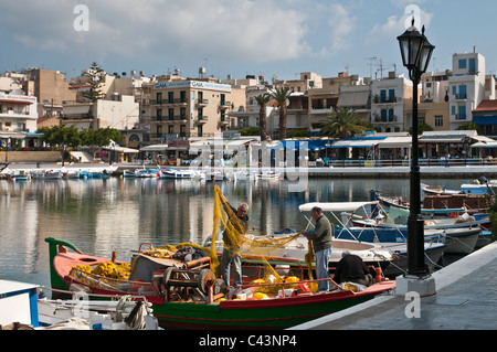 Bateaux de pêche dans le lac intérieur à Agios Nikolaos, en Crète Orientale, Grèce Banque D'Images